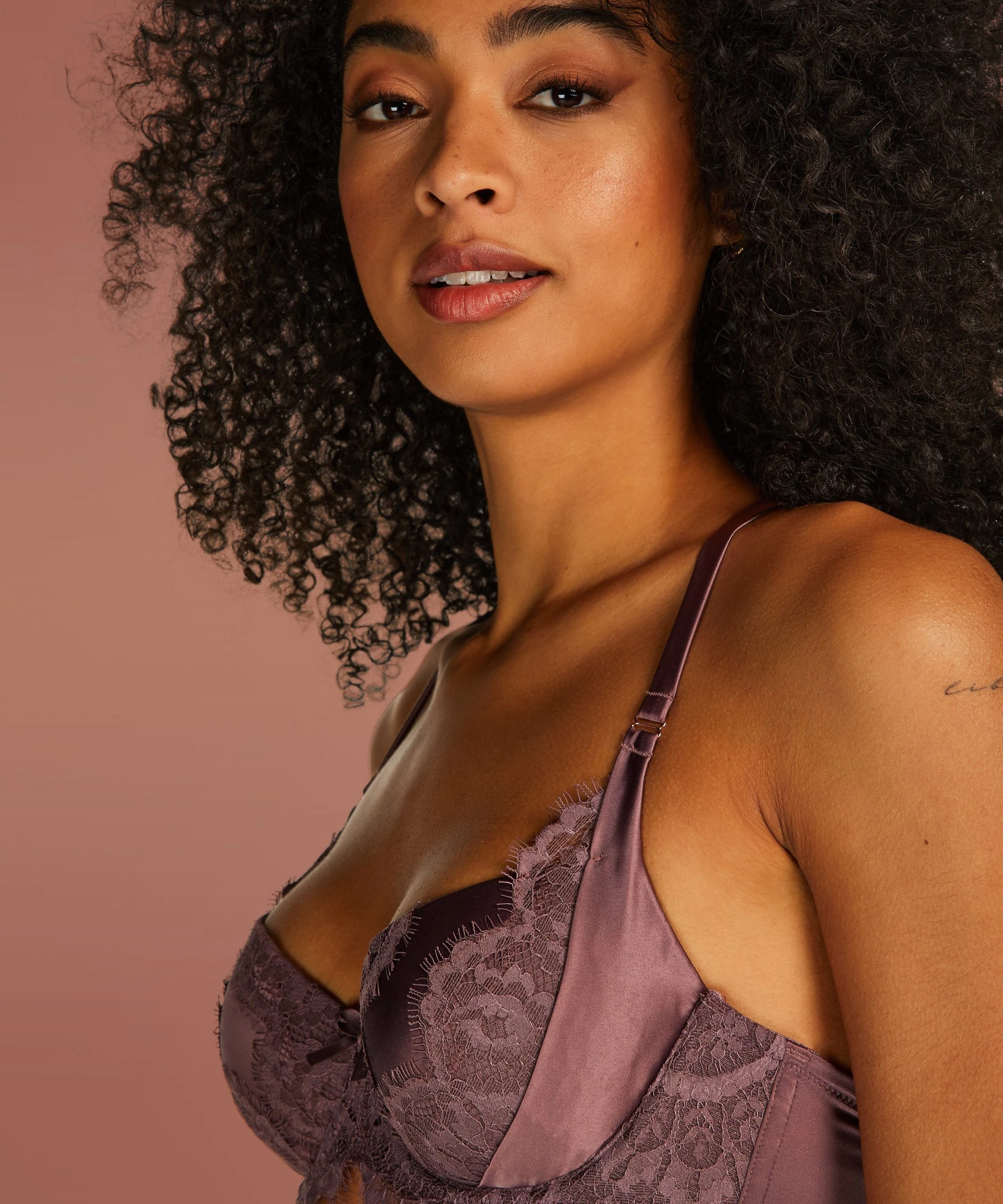 Vorgeformter Bügel-BH Hannako 4 Vorgeformter Bügel-BH Hannako – Bild 2